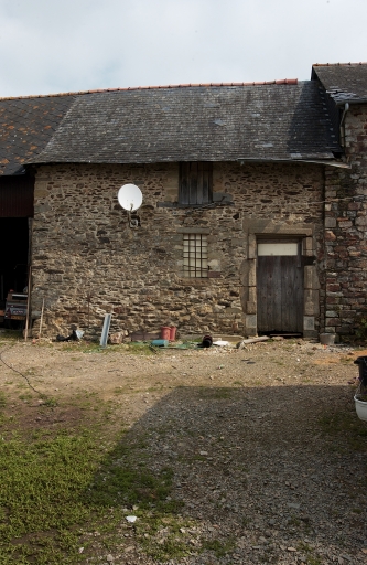 Anien logis (17e siècle) aujourd'hui dépendance ; Logis du 17e siècle ; Maison à une pièce à feu surmonté d'un grenier et accolée aux dépendances (la Saudrais)