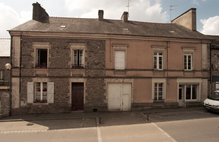 Vue générale ; Immeuble de la Place de la Mairie