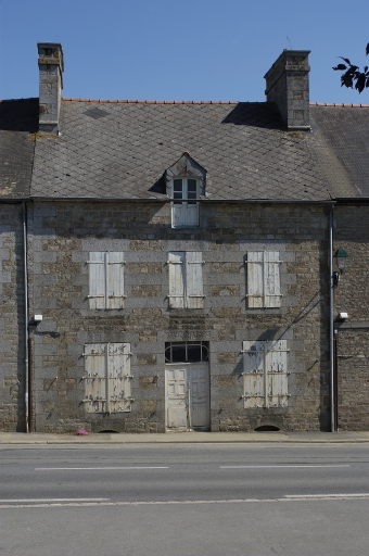 Vue générale ouest ; Maison datée 1851 dans le bourg