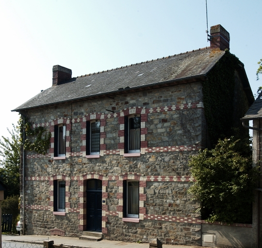 Façade principale de la maison ; Maison : rue des bégonias