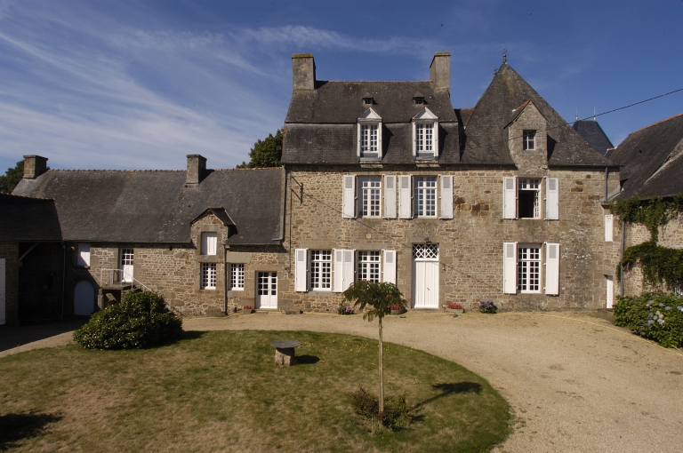 Corps de logis principal : vue générale est ; Le manoir du Moulinet