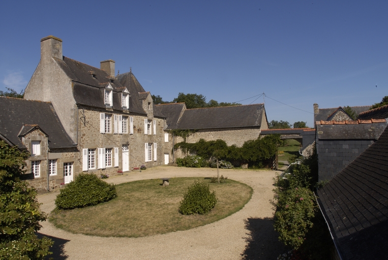 Le manoir du Moulinet ; Vue générale depuis la cour vers le nord