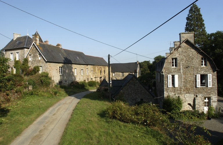 Manoirs de Montmoron ; Vue d'ensemble depuis le sud ; Montmoron : vue générale sud