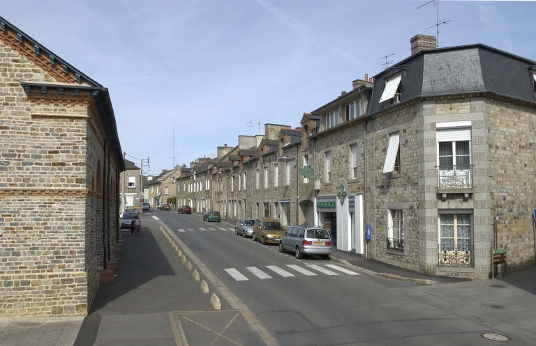 Vue de situation sud-est ; Au bourg, la rue Saint-Médard