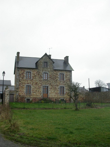 Vue générale sud ; L'ancien presbytère