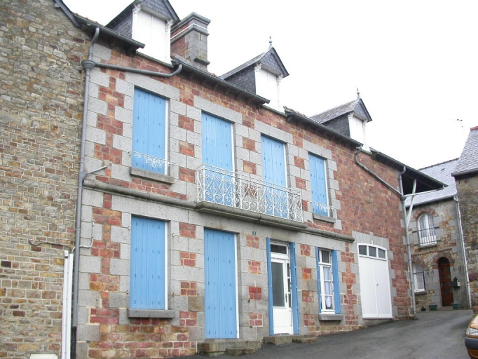 Vue générale sud-ouest ; Maison de la place de la Mairie 