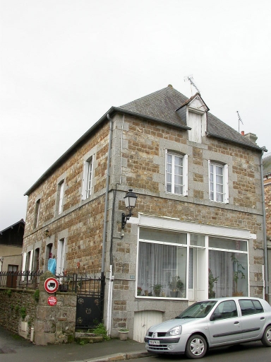 Vue générale sud-est ; Maison à boutique de la rue Jean Morin