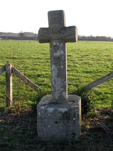 Vue générale de la croix ; Croix située près du Gât