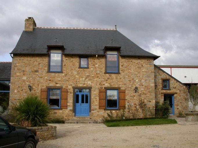 L'ancienne ferme de Tahan ; Vue générale sud du logis ; Ancienne métairie de Tahan ; Tahan