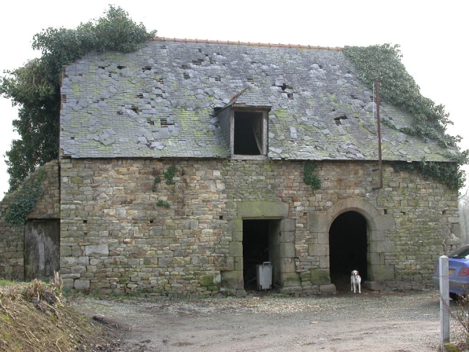 Vue générale nord ; Bâtiment situé dans le hameau de la Mazure