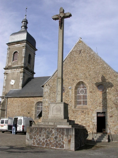 Vue générale ; La croix de mission de la place du Marché
