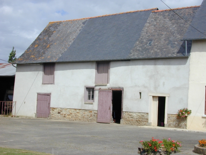 Ancien logis situé entre le couloir menant à l'escalier et l'étable. ; Etable, ancien logis et porte d'accès au grenier