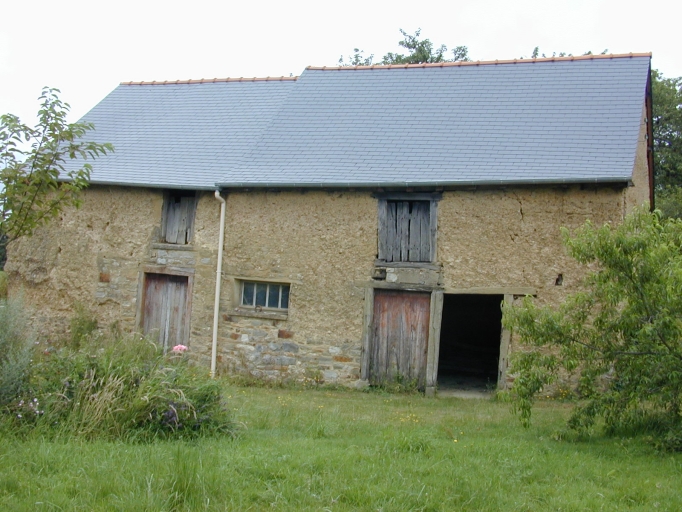 L'étable (anciens logis) ; Alignement de deux logis puis étable