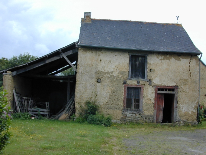 L'écurie (ancien logis) ; Logis de la fin du 19e siècle puis écurie ; Ferme au Grand Hil ; Maison en terre de la fin du 19e siècle (Le Grand Hil)