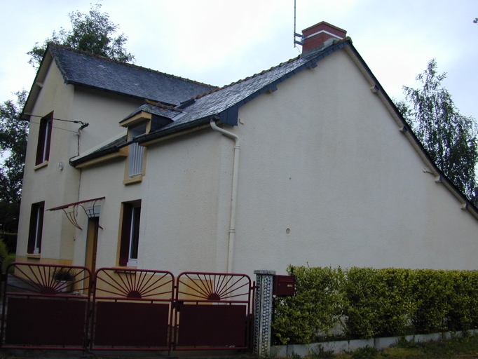Maison de la fin du 19e / début 20e siècles agrandie dans les années 1930 ; Maison à la Hamonais