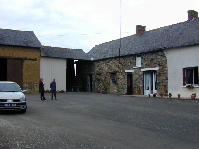 Ferme construite entre les 18e et 20e siècles ; Bâtiments formant un L à la Hamonais
