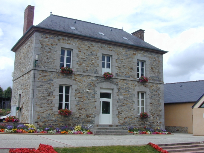 Ancien presbytère (place du Champ de Foire) ; Façade sur jardin ; Presbytère : maçonnerie en grès et ouvertures en granite 