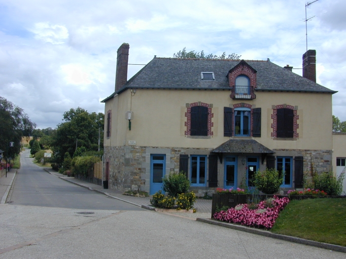 Maison de type ternaire (1907) ; Ancien café (place de la Chapellene) ; Ancien café de 1907 (place de la Chapellene)