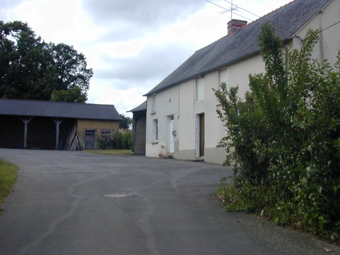 Les deux logis et la remise depuis la cour