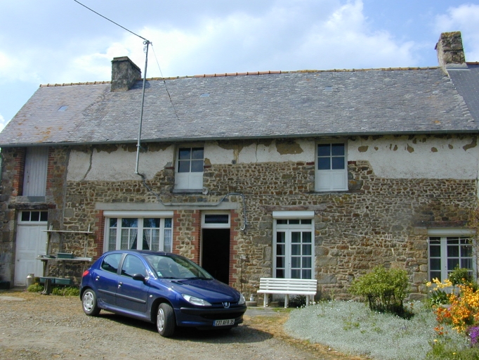 Ecurie, habitation, couloir pour accéder au grenier et écurie ; Première ferme
