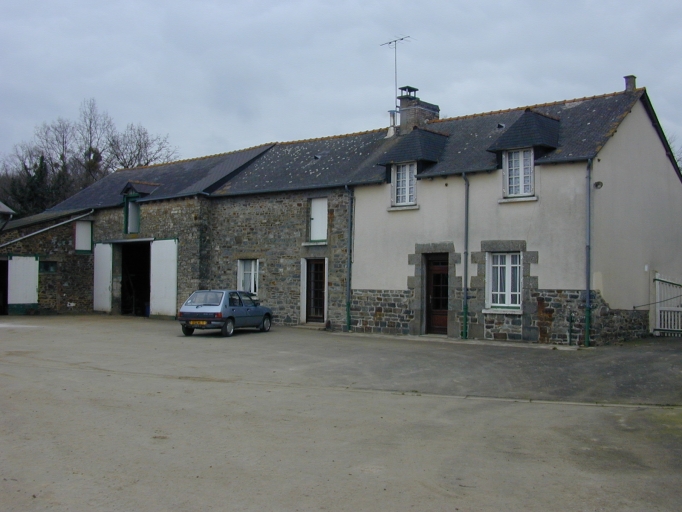 Ferme s'organisant autour d'une cour (bâtiment en L : écurie, grange, étable et logis)