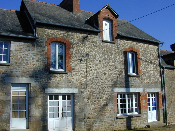 Maison à étage carré avec dépendance