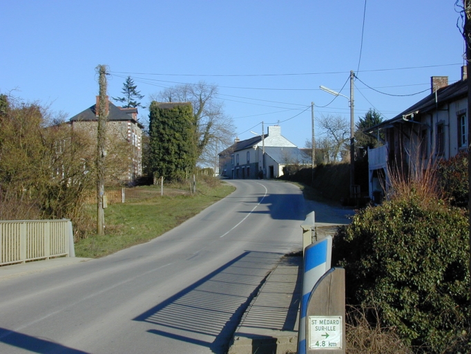 Vue depuis le pont de Langager vers le bourg ; Langager : village rue
