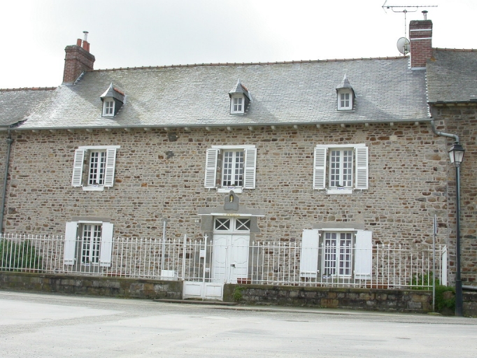 Vue générale ; Maison, rue des Ecoles