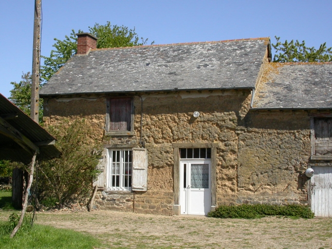 Vue générale du logis ; Ferme en bauge à la Garenne