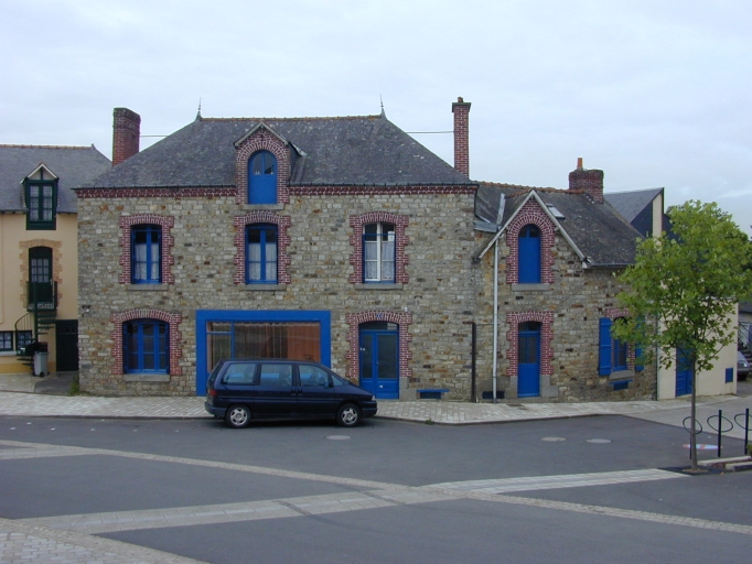 Vue générale de l'ancien commerce ; Maison à boutique : épicerie-mercerie, débit de boissons (2, place de l'église)