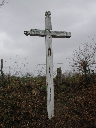 Vue générale de la croix en bois ; Croix en bois près de Saint Gravé