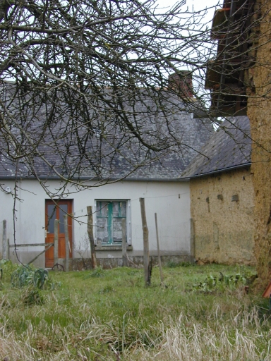 Vue de la façade principale du logis à pièce unique