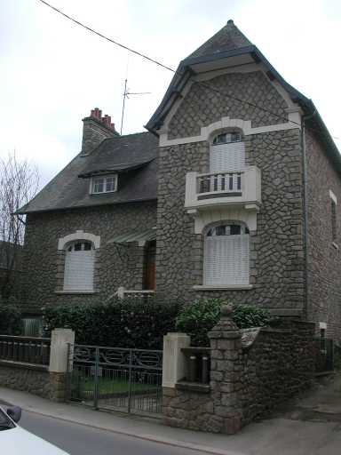 Vue générale de la maison des années trente