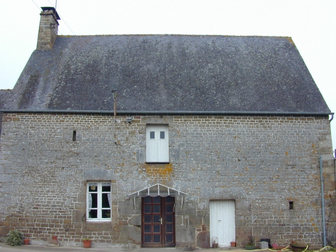 Façade principale de la ferme à fonctions combinées ; Ferme de 1641 : Loiron