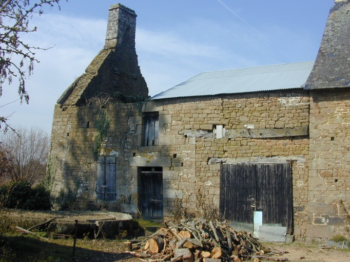 Façade principale de la ferme ; Ferme datée de 1678 : Theuré