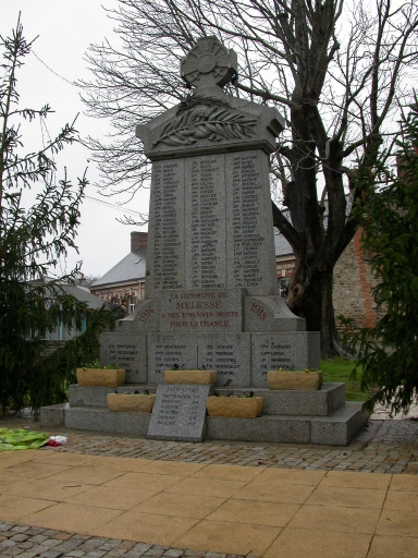 Vue générale ; Le monument aux morts