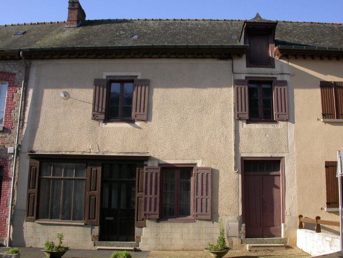 Vue générale de la façade ; Maison à boutique, rue de Rennes