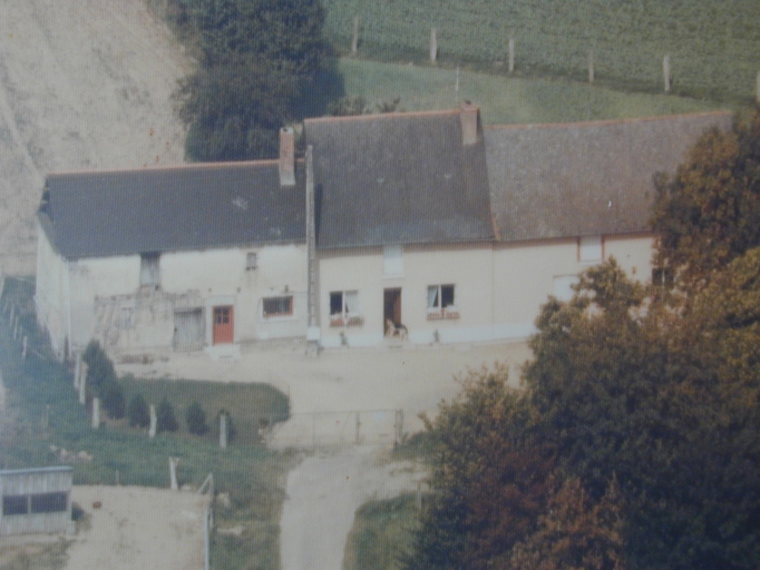 Vue aérienne de l'alignement ; Alignement de deux fermes en pan de bois : Souvenel