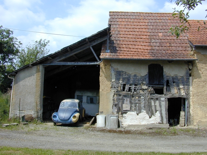 Ferme en pan de bois : Les Mesnils ; Logis et dépendance situés à l'ouest de l'alignement ; Ferme en pan de bois : les Mesnils