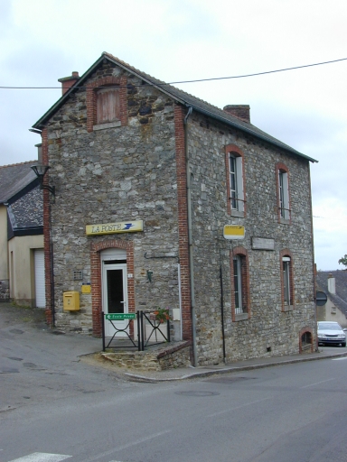 Vue générale de la poste ; La poste de Montreuil-le-Gast