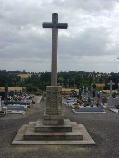 Croix au centre du cimetière ; Vue générale de la croix ; Croix monumentale au centre du cimetière