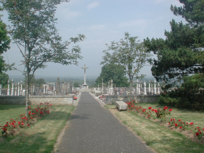 Vue générale depuis l'entrée ; Cimetière