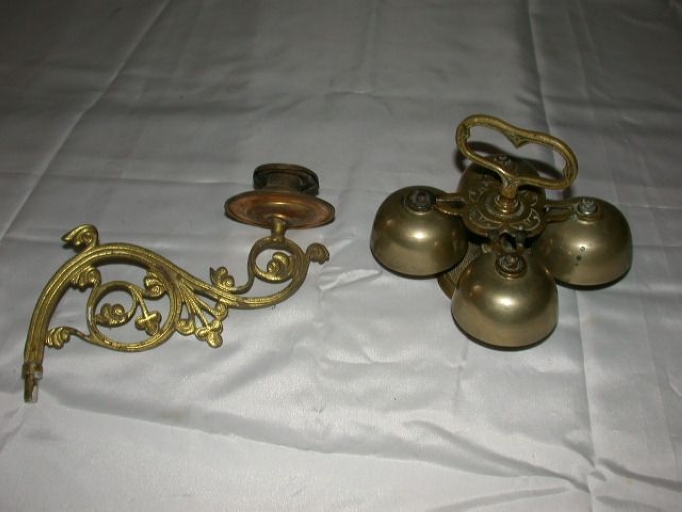Porte-luminaire et sonnette d'autel ; Porte-luminaire et sonnette d'autel