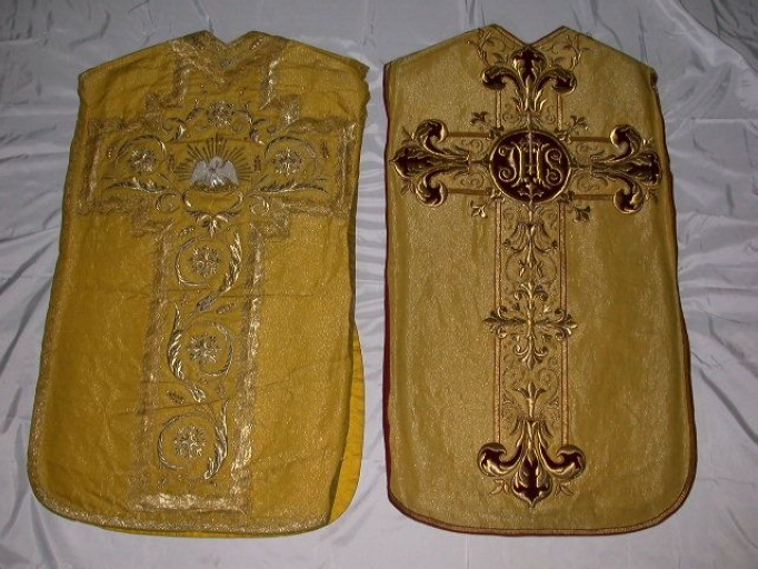Ornements dorés n°1 et 2 : Chasubles ; Ornements dorés n°1 et 2 : Chasubles