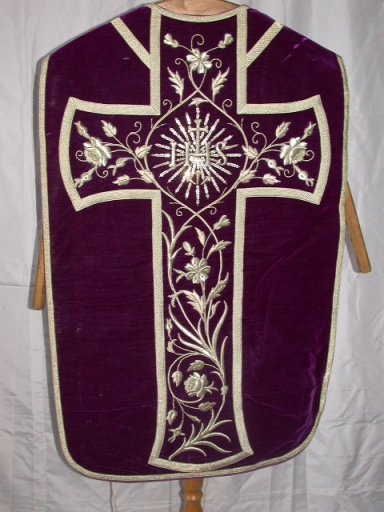 Ornement violet 1 : chasuble