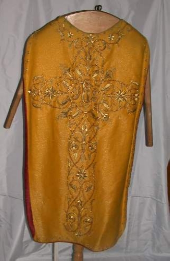 Ornement doré 1 : chasuble, bourse de corporal, étole, manipule, voile de calice