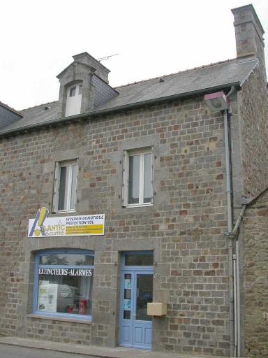 Vue générale ; Maison à boutique rue de la Liberté