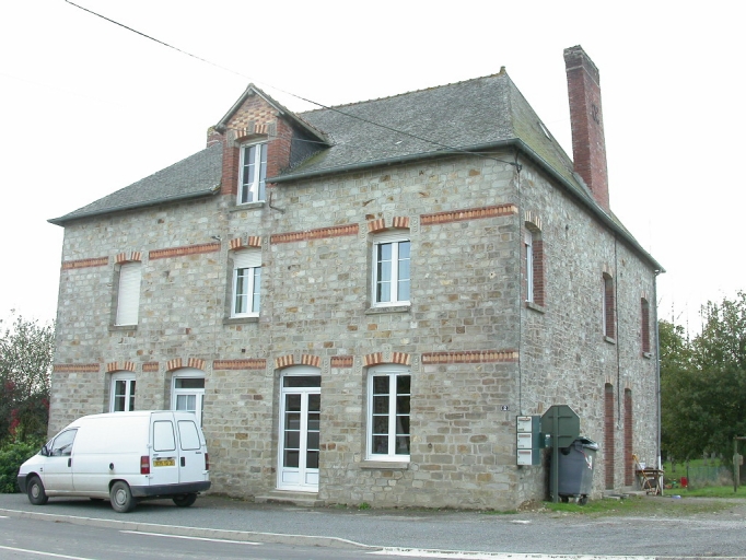 Vue générale ; Ancien café-épicerie à la Plouzière