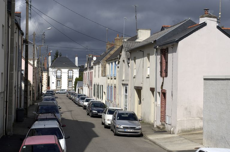 Vue générale. ; Vue générale de la maison par rapport à l'axe de la rue Audren de Kerdrel.