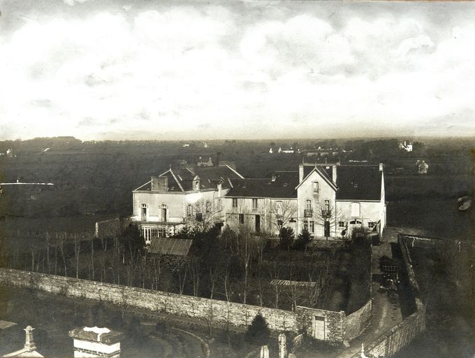 Vue prise de l'Ecole Normale, vers 1920 ?. Archives privées. ; Vue prise de l'Ecole Normale, vers 1920 ?. Archives privées.